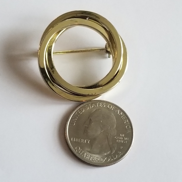 Vintage open circle brooch with two interlocking circles Gold tone metal - Picture 5 of 8